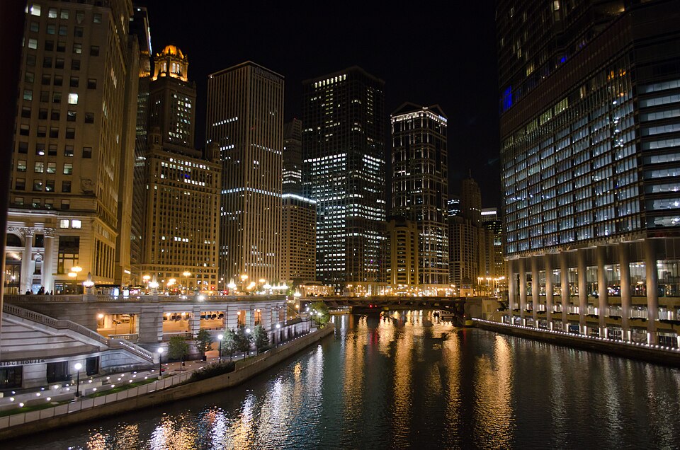 File:Chicago river from Michigan avenue bridge at night.jpg