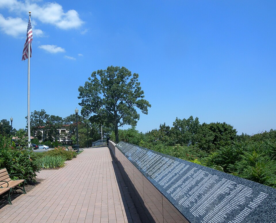File:Eagle Rock name wall jeh.jpg