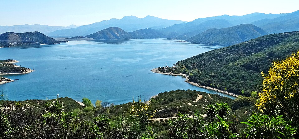 File:Sunrise on Silverwood Lake, CA 4-15 (20766765113).jpg