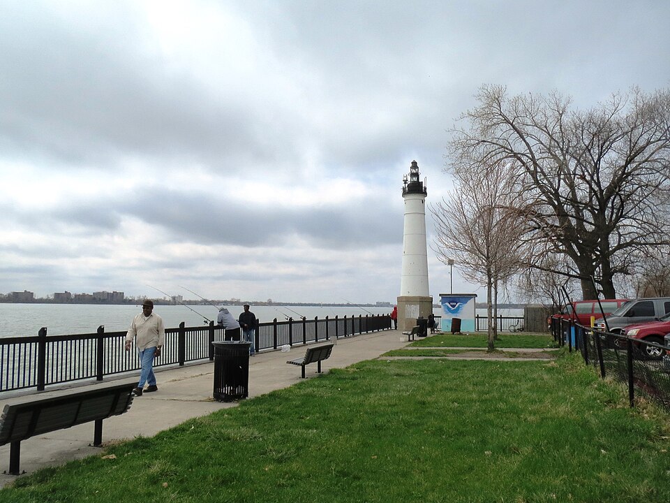 File:Windmill Point Lighthouse on the Detroit River.jpg